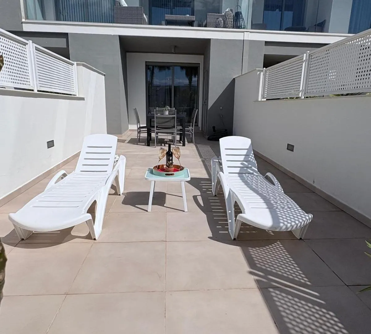 Apartamento En Primera Linea De Playa, Con Piscina Y Garaje En Torrox Costa