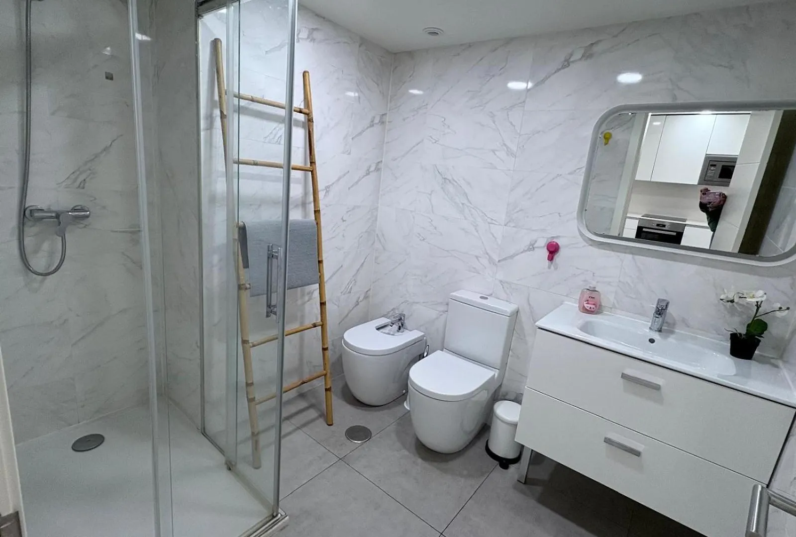 Apartamento En Primera Linea De Playa, Con Piscina Y Garaje En Torrox Costa