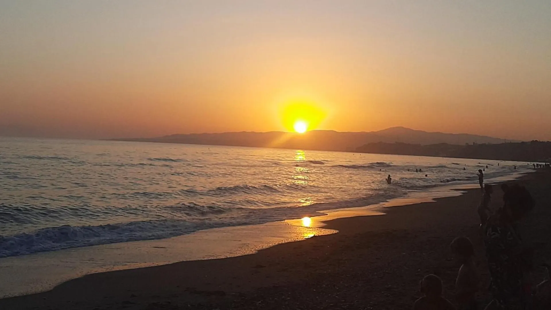 Apartamento En Primera Linea De Playa, Con Piscina Y Garaje En Torrox Costa Spain
